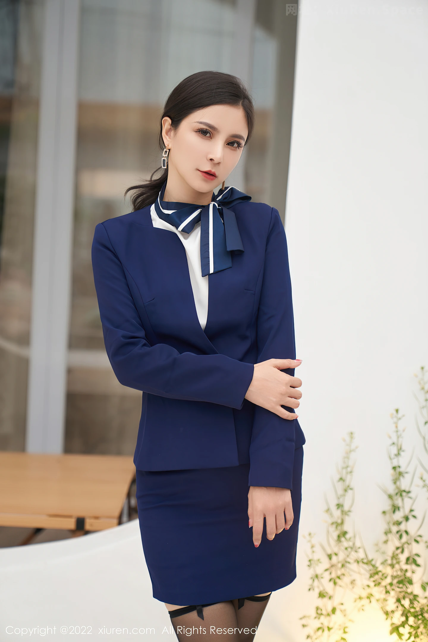 图片[2]-[XiuRen秀人网] VOL.5210 模特小蛮妖Yummy半脱性感职业装露蕾丝内衣黑丝吊袜诱惑写真70P-秀人网官方网站